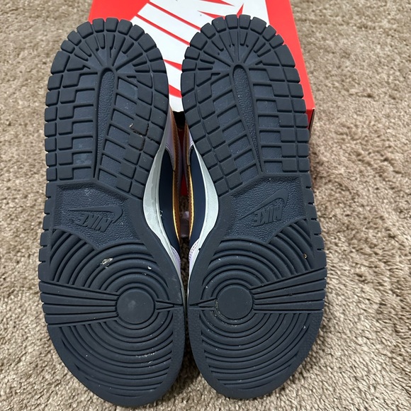 NIKE DUNK LOW SE (GS)
THUNDER BLUE/METALLIC COPPER
Used in Fair condition - Picture 6 of 7